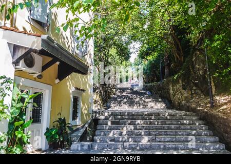 Strada a gradini nel centro storico di Herceg Novi, Baia di Cattaro. percorso turistico per la fortezza di difesa Kalli Kula. Viaggi in Montenegro. Foto Stock