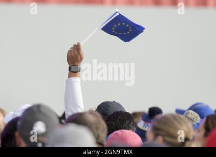 Kohler, Stati Uniti. 23 settembre 2021. Un fan del Team Europe sventola la bandiera europea durante la cerimonia di apertura della 43° Ryder Cup al fischietto Straits giovedì 23 settembre 2021 a Kohler, Wisconsin. Foto di Mark Black/UPI Credit: UPI/Alamy Live News Foto Stock