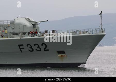 Una pistola navale francese da 100 mm (Mod68), la pistola principale su NRP Corte-Real (F332), una fregata di classe Vasco da Gama gestita dalla Marina portoghese. La nave è vista qui passando Greenock sul Firth di Clyde, prima di partecipare agli esercizi militari Dynamic Mariner 2021 e Joint Warrior 21-2. Foto Stock