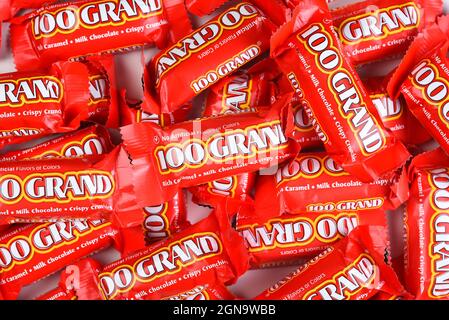 IRVINE, CALIFORNIA - 23 SETTEMBRE 2021: Un grande mucchio di 100 Grand Fun Size Candy Bar per Halloween. Foto Stock