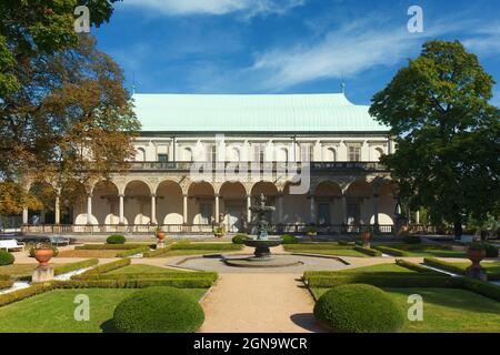 Il Giardino reale del Castello di Praga il primo giorno d'autunno soleggiato. Sul bordo orientale di questo giardino rinascimentale si trova il Palazzo d'Estate della Regina Anna, bui Foto Stock