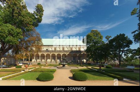 Il Giardino reale del Castello di Praga il primo giorno d'autunno soleggiato. Sul bordo orientale di questo giardino rinascimentale si trova il Palazzo d'Estate della Regina Anna, bui Foto Stock