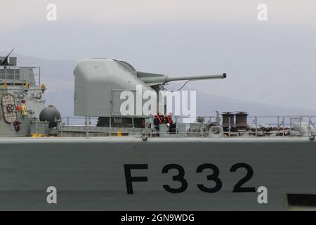 Una pistola navale francese da 100 mm (Mod68), la pistola principale su NRP Corte-Real (F332), una fregata di classe Vasco da Gama gestita dalla Marina portoghese. La nave è vista qui passando Greenock sul Firth di Clyde, prima di partecipare agli esercizi militari Dynamic Mariner 2021 e Joint Warrior 21-2. Foto Stock