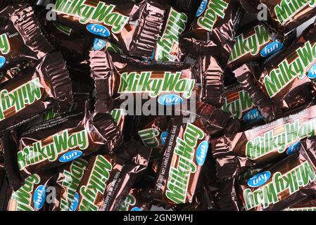 IRVINE, CALIFORNIA - 23 SETTEMBRE 2021: Un grande mucchio di Latty Way Fun Size Candy Bar per Halloween. Foto Stock