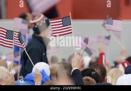Kohler, Stati Uniti. 23 settembre 2021. I tifosi del team USA hanno fatto l'onda della bandiera americana durante la cerimonia di apertura per la 43° Ryder Cup allo stretto di fischio giovedì 23 settembre 2021 a Kohler, Wisconsin. Foto di Mark Black/UPI Credit: UPI/Alamy Live News Foto Stock