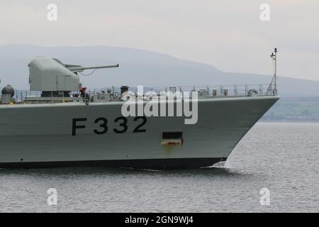 Una pistola navale francese da 100 mm (Mod68), la pistola principale su NRP Corte-Real (F332), una fregata di classe Vasco da Gama gestita dalla Marina portoghese. La nave è vista qui passando Greenock sul Firth di Clyde, prima di partecipare agli esercizi militari Dynamic Mariner 2021 e Joint Warrior 21-2. Foto Stock