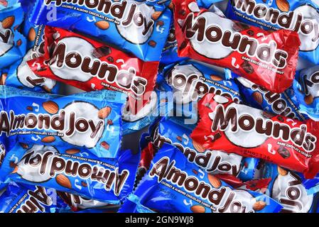 IRVINE, CALIFORNIA - 23 SETTEMBRE 2021: Un grande mucchio di Almond Joy e Mounds Fun Size Candy Bar per Halloween. Foto Stock