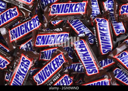 IRVINE, CALIFORNIA - 23 SETTEMBRE 2021: Un grande mucchio di Snickers Fun dimensione Candy bar per Halloween. Foto Stock