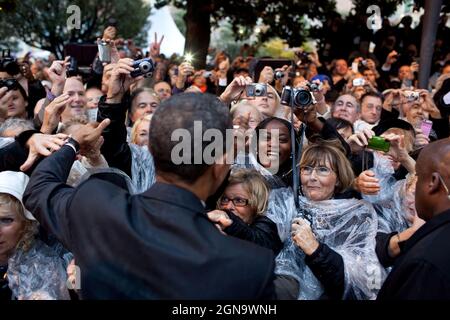 Il presidente Barack Obama saluta la gente dopo una cerimonia per onorare l'Alleanza Francese e americana, ad un Memoriale della prima Guerra Mondiale all'Hotel de Ville di Cannes, Francia, 4 novembre 2011. (Foto ufficiale della Casa Bianca di Pete Souza) questa fotografia ufficiale della Casa Bianca è resa disponibile solo per la pubblicazione da parte delle organizzazioni di notizie e/o per uso personale la stampa dal soggetto(i) della fotografia. La fotografia non può essere manipolata in alcun modo e non può essere utilizzata in materiali commerciali o politici, pubblicità, e-mail, prodotti, promozioni che in alcun modo suggeriscono approvazione o approvazione Foto Stock