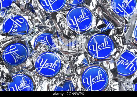 IRVINE, CALIFORNIA - 23 SETTEMBRE 2021: Un grande mucchio di York Peppermint patties Fun Size Candy Bar per Halloween. Foto Stock