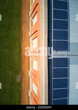 Nuovi pannelli solari fotovoltaici sulla costruzione di energia alternativa, Castlemaine, Victoria, Australia. Foto Stock