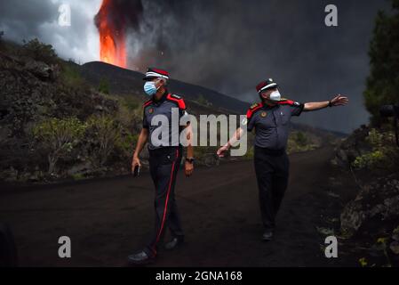 (210924) -- LA PALMA, 24 settembre 2021 (Xinhua) -- ufficiali di polizia arrestano la gente dall'avvicinarsi al vulcano di Cumbre Vieja a la Palma, Spagna, il 22 settembre 2021. Mercoledì, l'Istituto Vulcanologico delle Isole Canarie (INVOLCAN) ha stimato che l'eruzione potrebbe durare 24-84 giorni. Il vulcano emette attualmente tra le 6,140 e le 11,500 tonnellate di anidride solforosa (SO2) al giorno. Anche se sei strade sull'isola sono state chiuse a causa dell'eruzione, l'aeroporto di la Palma rimane aperto con 48 voli in programma per giovedì. Tuttavia, la compagnia aerea Tui ha annullato tutti i suoi voli per l'isola. Foto Stock