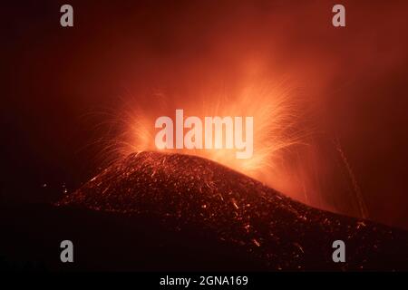 (210924) -- LA PALMA, 24 settembre 2021 (Xinhua) -- Foto scattata il 23 settembre 2021, mostra la scena dell'eruzione vulcanica del vulcano Cumbre Vieja a la Palma, Spagna. Mercoledì, l'Istituto Vulcanologico delle Isole Canarie (INVOLCAN) ha stimato che l'eruzione potrebbe durare 24-84 giorni. Il vulcano emette attualmente tra le 6,140 e le 11,500 tonnellate di anidride solforosa (SO2) al giorno. Anche se sei strade sull'isola sono state chiuse a causa dell'eruzione, l'aeroporto di la Palma rimane aperto con 48 voli in programma per giovedì. Tuttavia, la compagnia aerea Tui ha annullato tutti i suoi voli per l'isola. Foto Stock