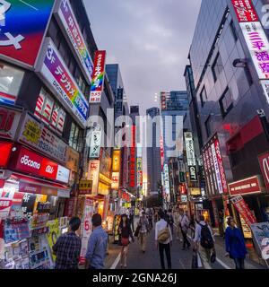 Tokyo, Neon-lit, Streets, Shinjuku, Shibuya, Giappone, segnaletica neon, futuristica, urbana, vita notturna Foto Stock