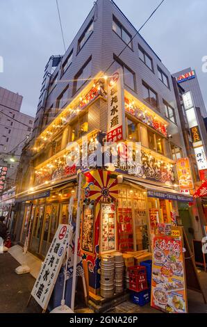 Tokyo, Neon-lit, Streets, Shinjuku, Shibuya, Giappone, segnaletica neon, futuristica, urbana, vita notturna Foto Stock