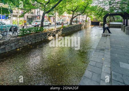 Scene di strada a Kyoto, architettura tradizionale, quartieri storici, vita cittadina giapponese, cultura urbana Foto Stock