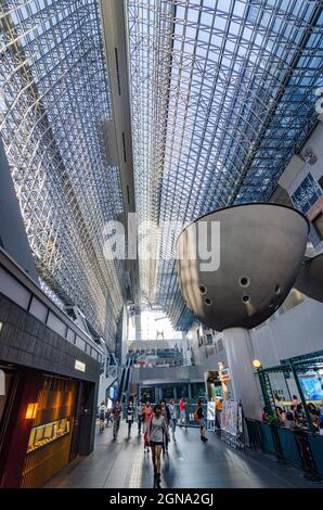 Stazione ferroviaria di Kyoto, architettura moderna, hub dei trasporti, infrastrutture urbane, ferrovia giapponese Foto Stock