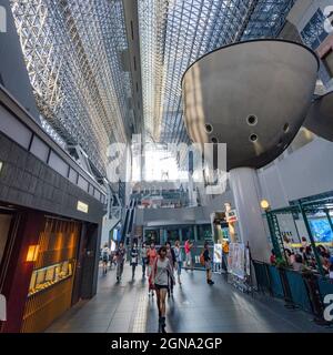 Stazione ferroviaria di Kyoto, architettura moderna, hub dei trasporti, infrastrutture urbane, ferrovia giapponese Foto Stock