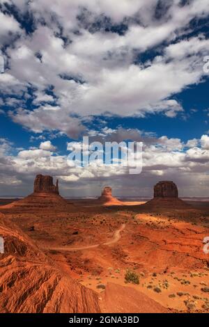 Monument Valley, Arizona desert landscape with blue sky and dramatic clouds Foto Stock