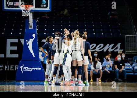 Chicago, Stati Uniti. 23 settembre 2021. Dallas Wings giocatori huddle pre-partita il 23/09/2021 a Winfreust Arena credito: SPP Sport Press Foto. /Alamy Live News Foto Stock