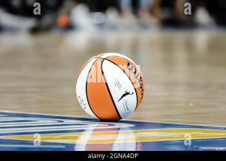 Chicago, Stati Uniti. 23 settembre 2021. gameball ufficiale della Womens National Basketball Association credito: SPP Sport Press Foto. /Alamy Live News Foto Stock