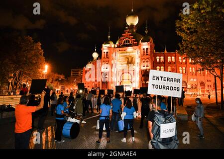 Lisbona, Portogallo. 23 settembre 2021. I manifestanti si riuniscono nei dintorni dell'arena di campo Pequeno mentre prendono parte alla manifestazione. Diversi gruppi di attivisti per i diritti degli animali hanno protestato contro le corride, in coincidenza con la riapertura dell'arena della capitale portoghese dopo la sua chiusura a causa della pandemia del COVID-19. (Foto di Jorge Castellanos/SOPA Images/Sipa USA) Credit: Sipa USA/Alamy Live News Foto Stock