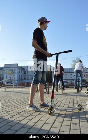 Kovrov, Russia. 30 aprile 2017. Ragazzi su scooter e biciclette BMX vicino al centro commerciale Kovrov Mall Foto Stock