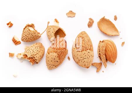 Primo piano gruppo di mandorle noci con guscio e guscio di mandorle fessurate isolato su sfondo bianco. Foto Stock