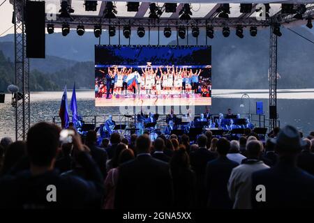 La gente guarda un video che mostra le principali attrazioni sportive slovene durante la cerimonia di apertura. La settimana sportiva tradizionale europea annuale dal 23 settembre al 30 settembre è stata ufficialmente inaugurata da Bogdan Gabrovec, presidente del Comitato Olimpico sloveno, Spyros Capralos, presidente dei Comitati Olimpici europei, Mariya Gabriel, commissario europeo per l'innovazione, la ricerca, la cultura, l'istruzione e la gioventù, E il primo ministro sloveno Janez Jansa. 23. Settembre segna anche la Giornata dello Sport sloveno, una festa nazionale. Foto Stock