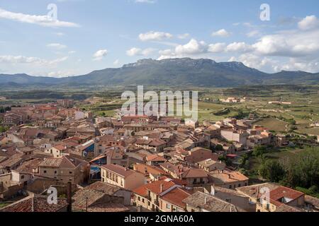 Paesaggio di montagna paesaggio urbano di la Rioja, la guardia, spagna, cielo, nuvole Foto Stock