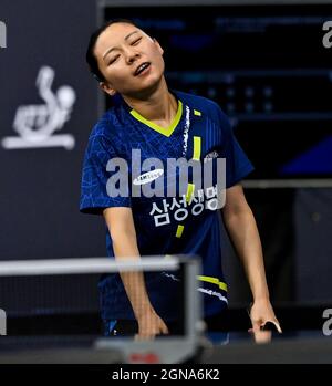 Doha, Qatar. 23 settembre 2021. Choi Hyojoo della Corea del Sud reagisce durante il Singles Round femminile 16 contro Hayata Hina del Giappone al WTT Star Contender Doha 2021 a Doha, Qatar, il 23 settembre 2021. Credit: Nikku/Xinhua/Alamy Live News Foto Stock