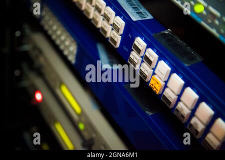 primo piano del server dei pulsanti podcast di trasmissione analogica digitale del commutatore tv Foto Stock