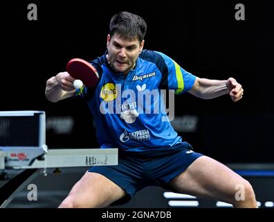 Doha, Qatar. 23 settembre 2021. Dimitrij Ovtcharov della Germania compete durante il Singles Round 32 contro Cho Seungmin della Corea del Sud al WTT Star Contender Doha 2021 a Doha, Qatar, il 23 settembre 2021. Credit: Nikku/Xinhua/Alamy Live News Foto Stock