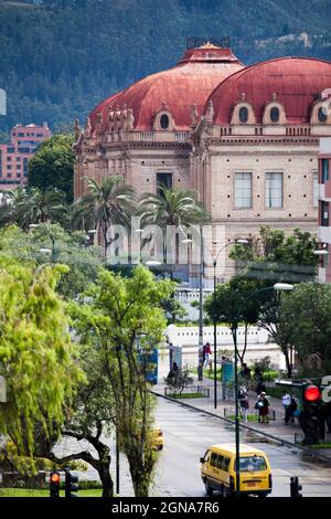 Grande antico edificio storico a cuenca ecuador, paesaggio urbano Foto Stock