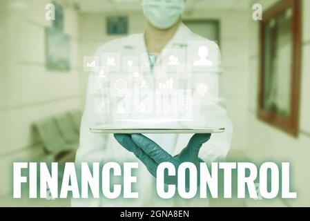 Cartello di testo che mostra il controllo finanziario. Procedure aziendali che vengono implementate per gestire Finances Man in Uniform Standing Holding Tablet Foto Stock