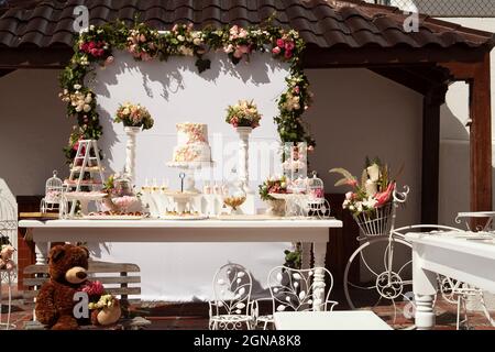 il decor del ricevimento del battesimo ha allestito una torta di celebrazione religiosa di famiglia Foto Stock