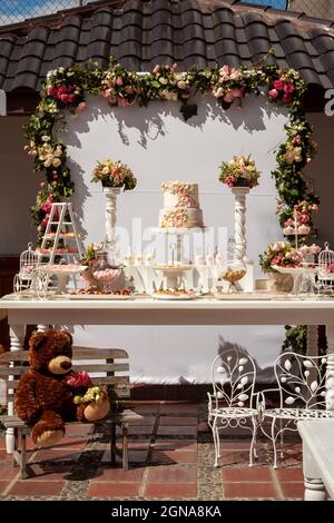 il decor del ricevimento del battesimo ha allestito una torta di celebrazione religiosa di famiglia Foto Stock