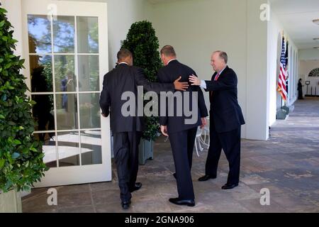 Il Presidente Barack Obama, il Consigliere per la sicurezza Nazionale Gen. James L. Jones e il Vice Consigliere per la sicurezza Nazionale Tom Donilon tornano all'Ufficio ovale dopo l'annuncio della partenza di Jones, nel Giardino delle Rose della Casa Bianca, 8 ottobre 2010. (Foto ufficiale della Casa Bianca di Pete Souza) questa fotografia ufficiale della Casa Bianca è resa disponibile solo per la pubblicazione da parte delle organizzazioni di notizie e/o per uso personale la stampa dal soggetto(i) della fotografia. La fotografia non può essere manipolata in alcun modo e non può essere utilizzata in materiali commerciali o politici, pubblicità, e-mail, prodotti Foto Stock