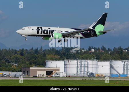 Richmond, British Columbia, Canada. 23 settembre 2021. Un Boeing 737 MAX 8 Flair Airlines (C-FLHI) atterra all'aeroporto internazionale di Vancouver. (Credit Image: © Bayne Stanley/ZUMA Press Wire) Credit: ZUMA Press, Inc./Alamy Live News Foto Stock