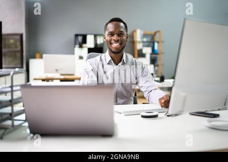 Happy Professional Man Employee che utilizza il computer per lavorare Foto Stock