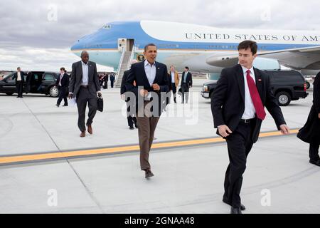 Il presidente Barack Obama Walks arriva all'aeroporto internazionale di Cleveland-Hopkins a Cleveland, Ohio, 31 ottobre 2010. (Foto ufficiale della Casa Bianca di Pete Souza) Foto Stock