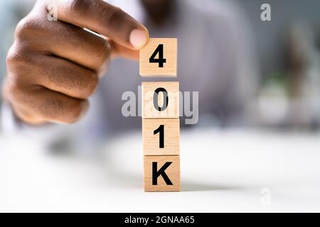 African American Man con 401K blocchi. Reddito denaro investimenti Foto Stock