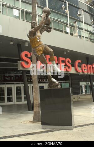 Statua di bronzo di Elgin Baylor nel centro di Los angeles Foto Stock