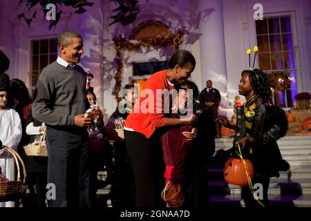 Il Presidente Barack Obama e la prima Signora Michelle Obama hanno portato Halloween ai bambini sul Portico Nord della Casa Bianca, 31 ottobre 2010. (Foto ufficiale della Casa Bianca di Pete Souza) Foto Stock