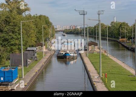 Nave da carico all'ingresso del blocco Frankfurt-Griesheim, Germania Foto Stock