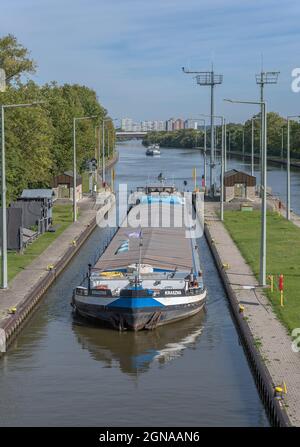 Nave da carico all'ingresso del blocco Frankfurt-Griesheim, Germania Foto Stock