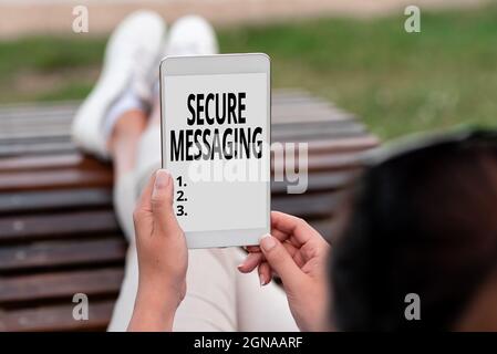 Firma che visualizza messaggi protetti. Word for Protect dati critici inviati oltre il confine aziendale funzionalità di chiamata vocale e video in connessione Foto Stock