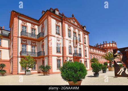 Wiesbaden, Germania - Luglio 2021: Parte del palazzo barocco chiamato 'Schloss Biebrich', una residenza ducale costruita nel 1702 a Wiesbaden in Germania Foto Stock