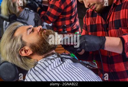 Migliora la tua esperienza di taglio dei capelli. Capelli del viso. Mantenere la forma della barba. Fai crescere barba e baffi. Uomo al barbiere. Salone parrucchiere Foto Stock