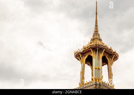 Bangkok, Thailandia - 19 giu 2020 : cima del padiglione nel Tempio del Buddha di Smeraldo, il tempio buddista più sacro della Thailandia Foto Stock